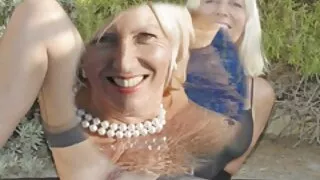 La mamma e il figlio del burlone si sono conclusi con un colpo di vecchie porcelle sperma sulla pancia
