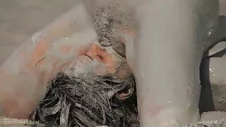 L'uomo scopa vecchie puttane italiane la moglie mentre il marito dorme accanto a lei e non sospetta nulla