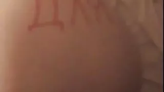 Il ragazzo controlla la nonne porche donna matura nel sesso e si gode la figa