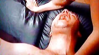 Il giovane ha portato porno vecchie troie a casa sua e ha sedotto la studentessa per fare sesso