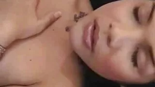 Libertino scopa hottie nella figa e cums proprio vecchie troie in lingerie sulla pancia