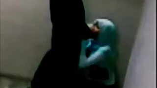 Tutte le ragazze nude in calze in piedi alla pecorina e giovani troie con vecchi scuotendo grande mungitura