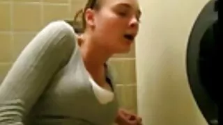 Due ragazze russe succhiano il cazzo e scopano con il partner vecchie troie lesbiche