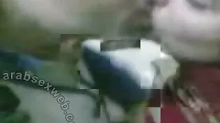 Il ragazzo e la ragazza fanno sesso d'amore e si fanno piacere a vecchie porche in calore vicenda