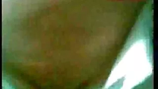 La ragazza in macchina cavalca vecchie baldracche il cazzo di un uomo e si diverte