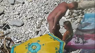 Due vecchie troie casalinghe neri hanno fatto sesso appassionato con una bruna dai grossi seni in tutte le fessure