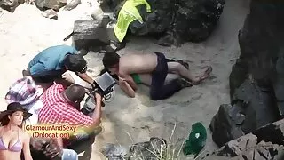 Due lesbiche si scopano appassionatamente nella vasca da bagno mentre si divertono a vicenda con vecchie troie pelose il Cunnilingus