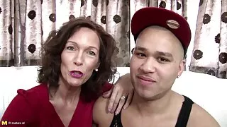 La Mamma you porn vecchie maiale Lesbica curvy seduce la figlia lesbica e la scopa con un cazzo di gomma