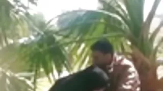 Ragazza succhia il cazzo di un ragazzo e tardone troie si fa scopare la figa