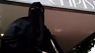 Uomo scopata alla pecorina da xxx vecchie troie uno sconosciuto sul divano e farcito in bocca