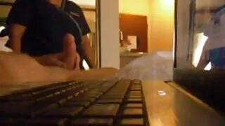 Gli uomini scopano pornovecchie troie selvaggiamente la ragazza nel culo e le danno una scopata in due cazzi