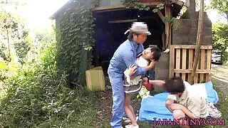 Succosa bruna dalla vecchie porche lesbiche Russia ama succhiare il cazzo